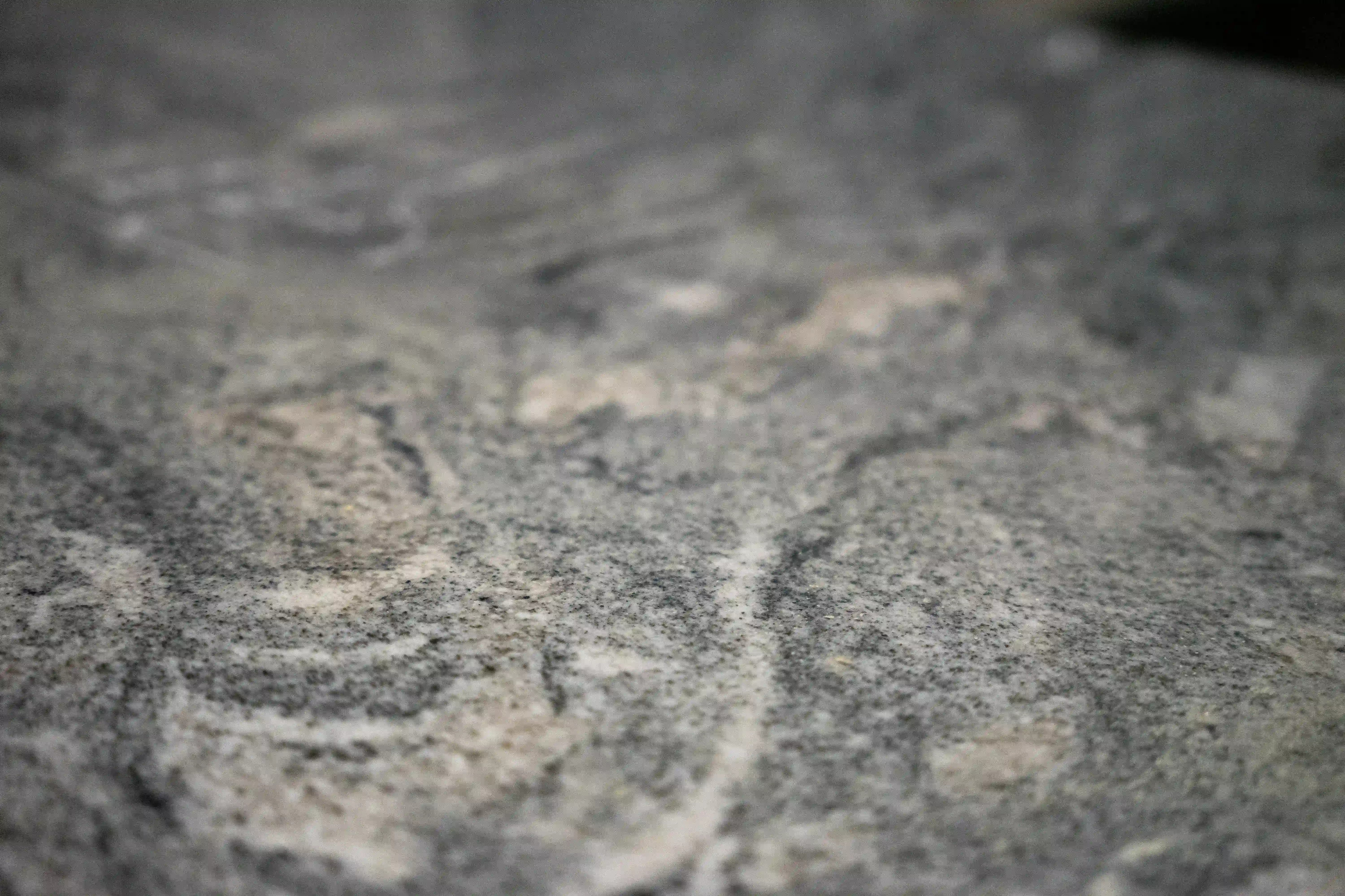 Gros plan sur la texture du granit travaill&eacute; par la Marbrerie du Coutach