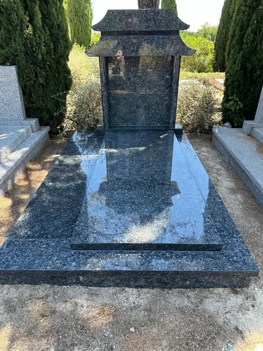 Monument fun&eacute;raire en granit r&eacute;alis&eacute; par la Marbrerie du Coutach