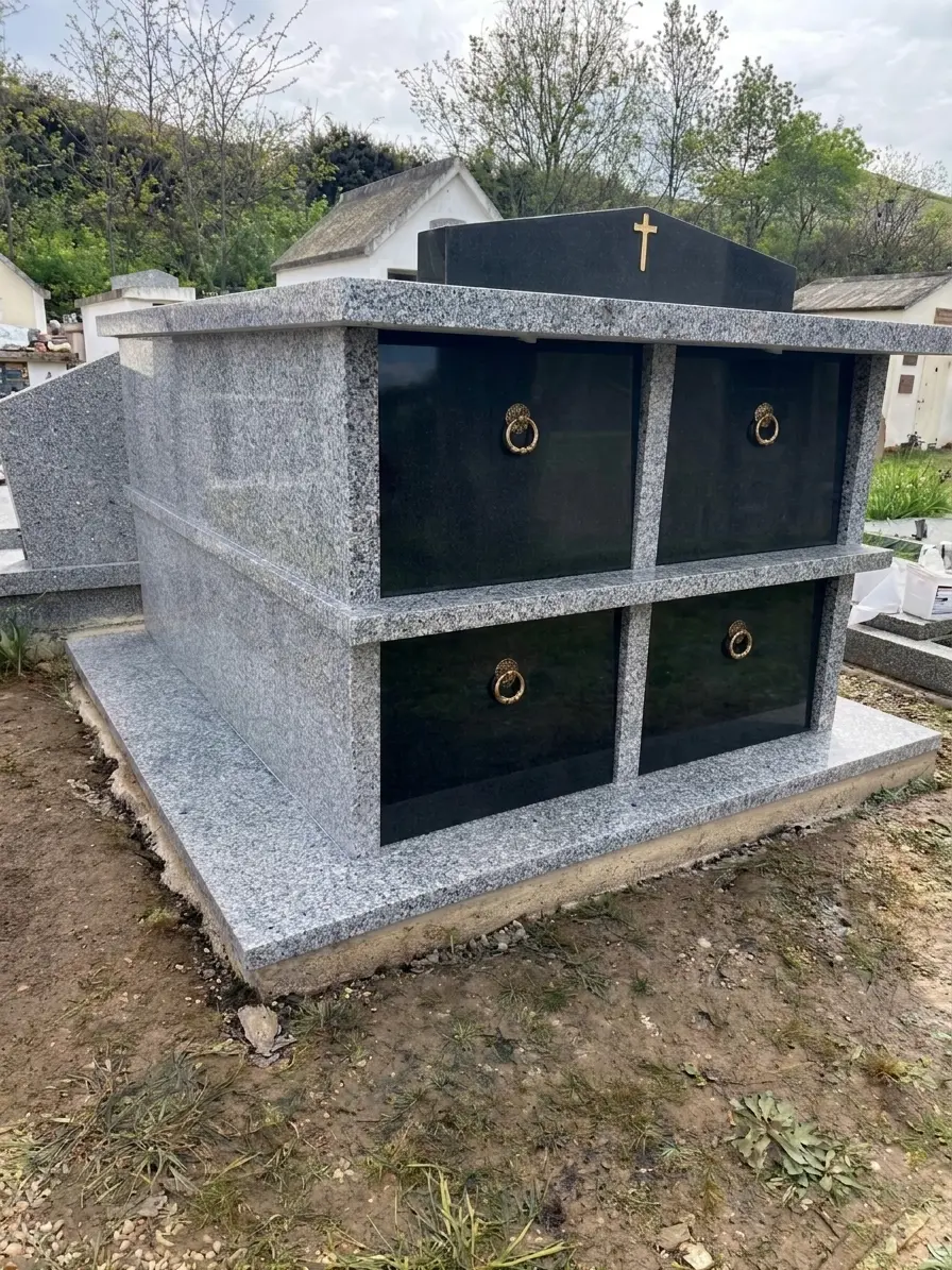 Monument fun&eacute;raire en granit r&eacute;alis&eacute; par la Marbrerie du Coutach