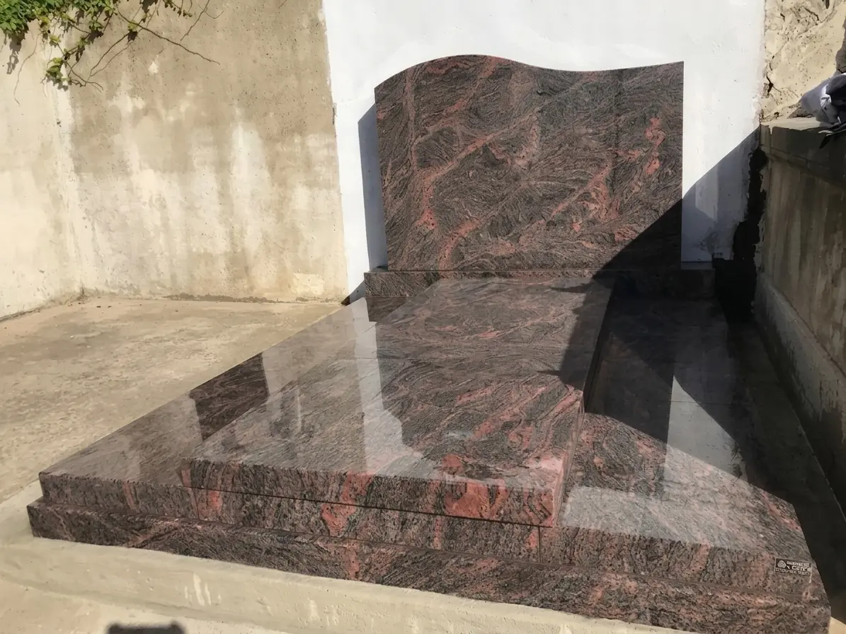 Monument fun&eacute;raire en granit r&eacute;alis&eacute; par la Marbrerie du Coutach