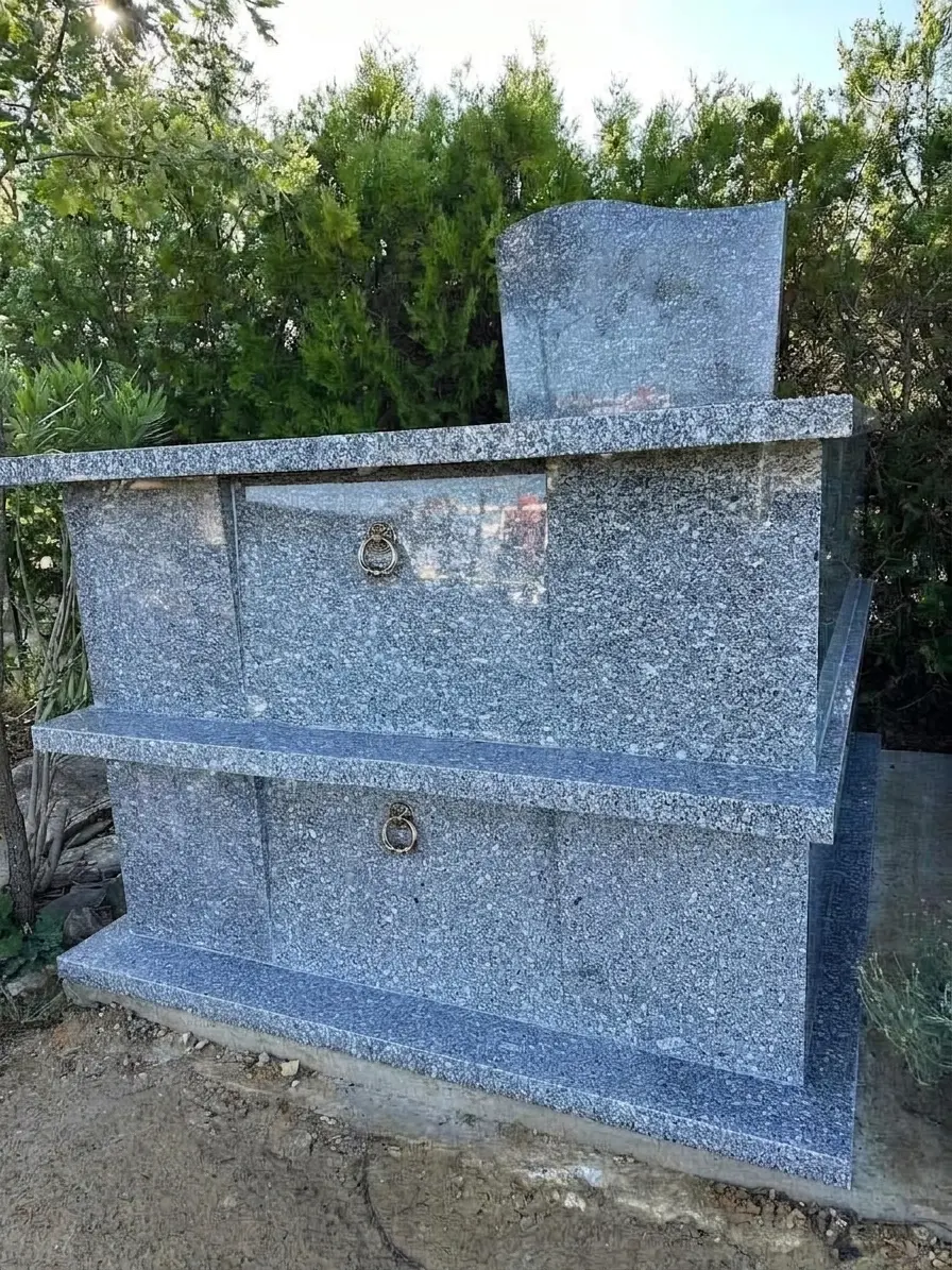 Monument fun&eacute;raire en granit r&eacute;alis&eacute; par la Marbrerie du Coutach