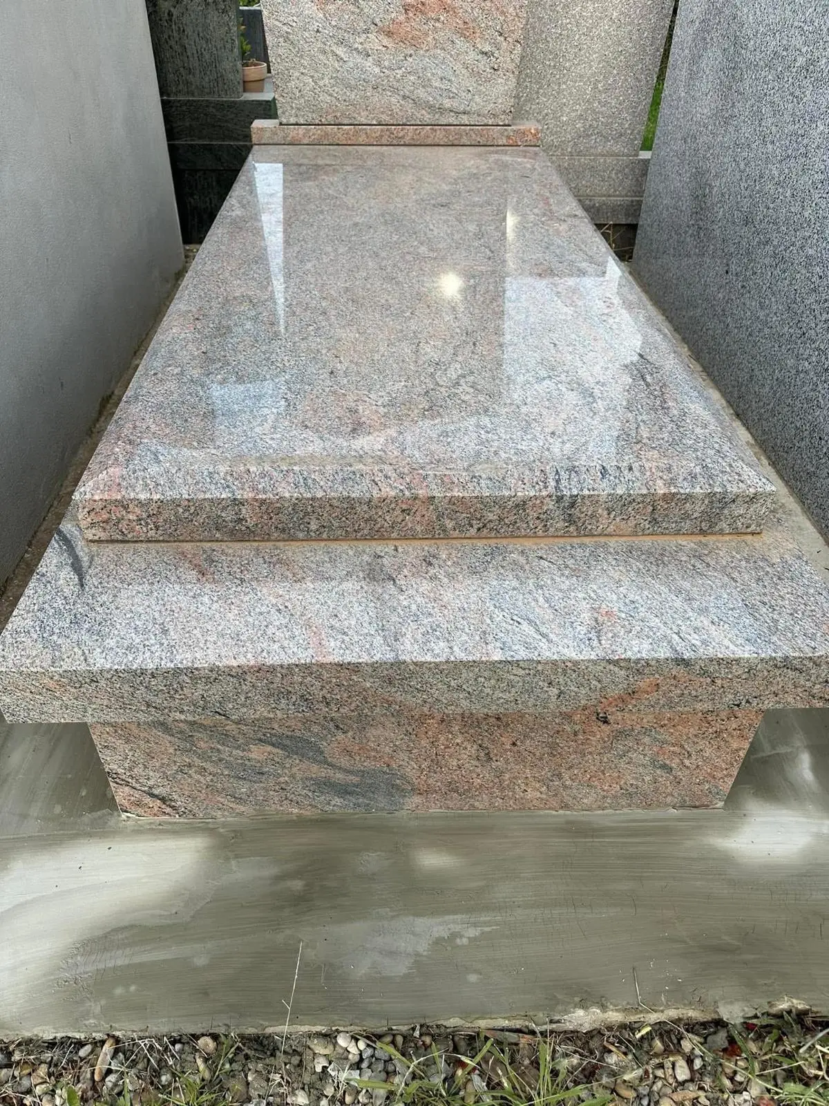 Monument fun&eacute;raire en granit r&eacute;alis&eacute; par la Marbrerie du Coutach