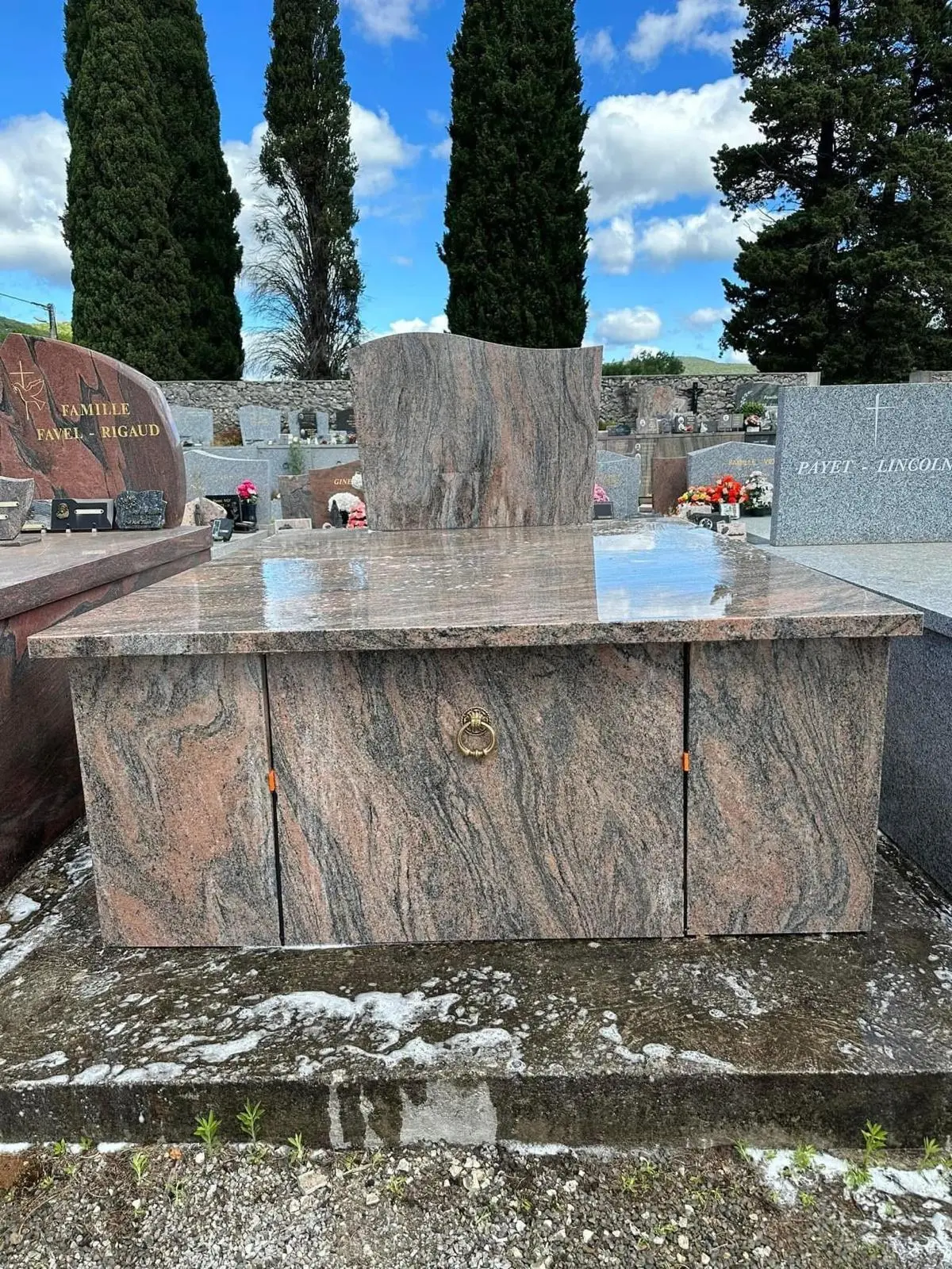 Monument fun&eacute;raire en granit r&eacute;alis&eacute; par la Marbrerie du Coutach